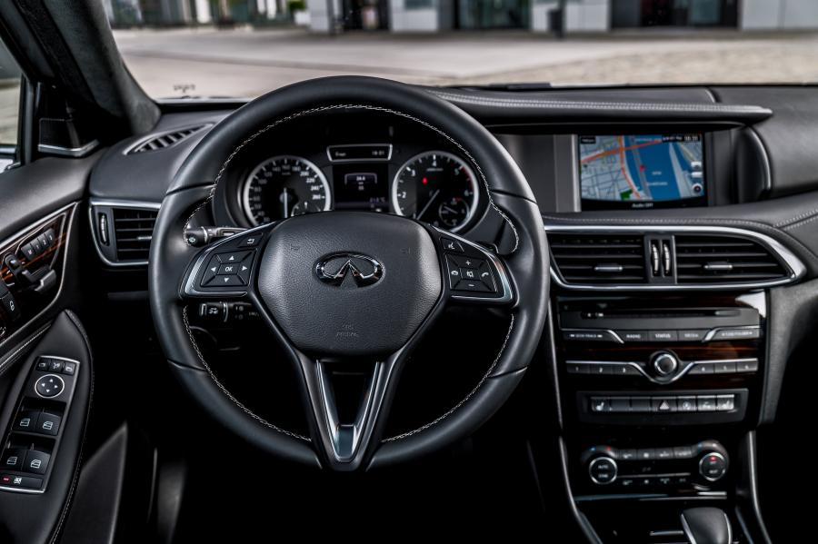 Панель приборов Infiniti QX30 2.2d AWD 2016 года  (WW) (фото 24 из 38)